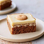 Square slice of browned butter banana pudding blondie with clear fudgy and creamy layers on a plate